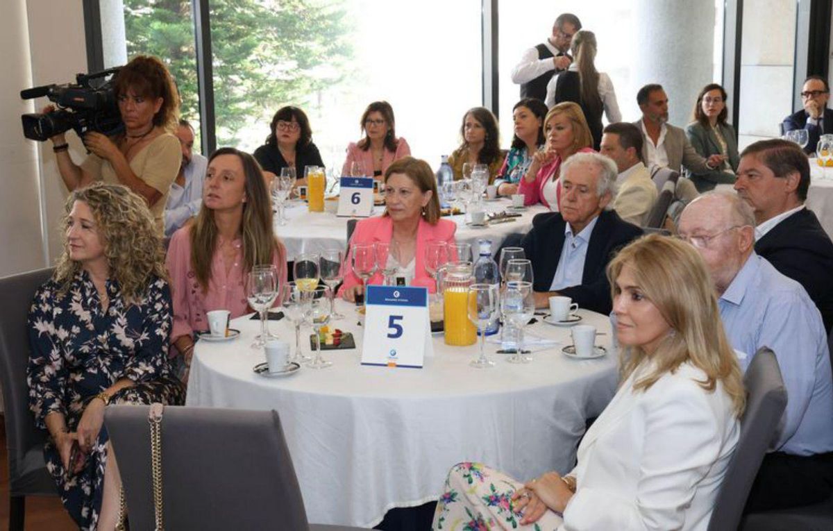 Illa y Caballero junto a Patricia Domínguez, alcaldesa de A Pobra de Trives, Manuel Campos, alcalde de Cuntis, Digna Rivas, alcaldesa de Redondela, y César Poza, alcalde de Vilaboa. A la derecha, el presidente con los concejales de Vigo, Elena Espinosa, Gorka Gómez, Patricia Iglesias, Nuria Rodríguez, Ana Mejías, María Lago, Yolanda Aguiar, María José Caride y Olga Alonso.