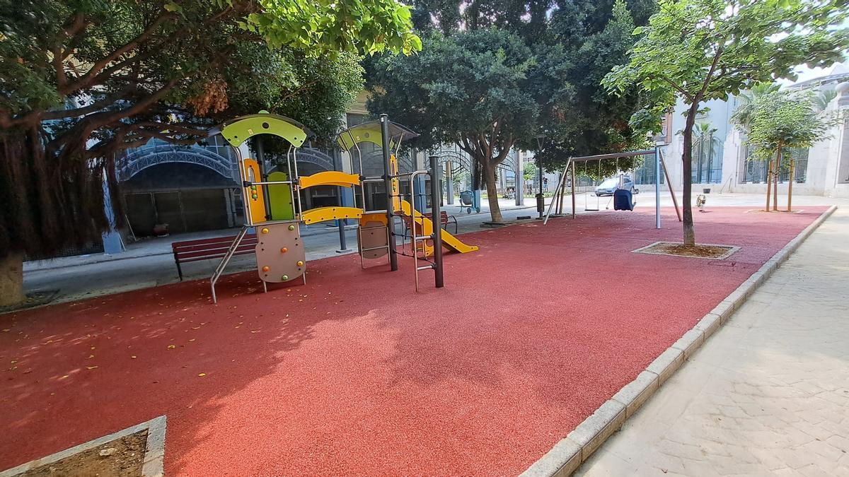 Nuevos juegos infantiles junto al antiguo mercado de Abastos.