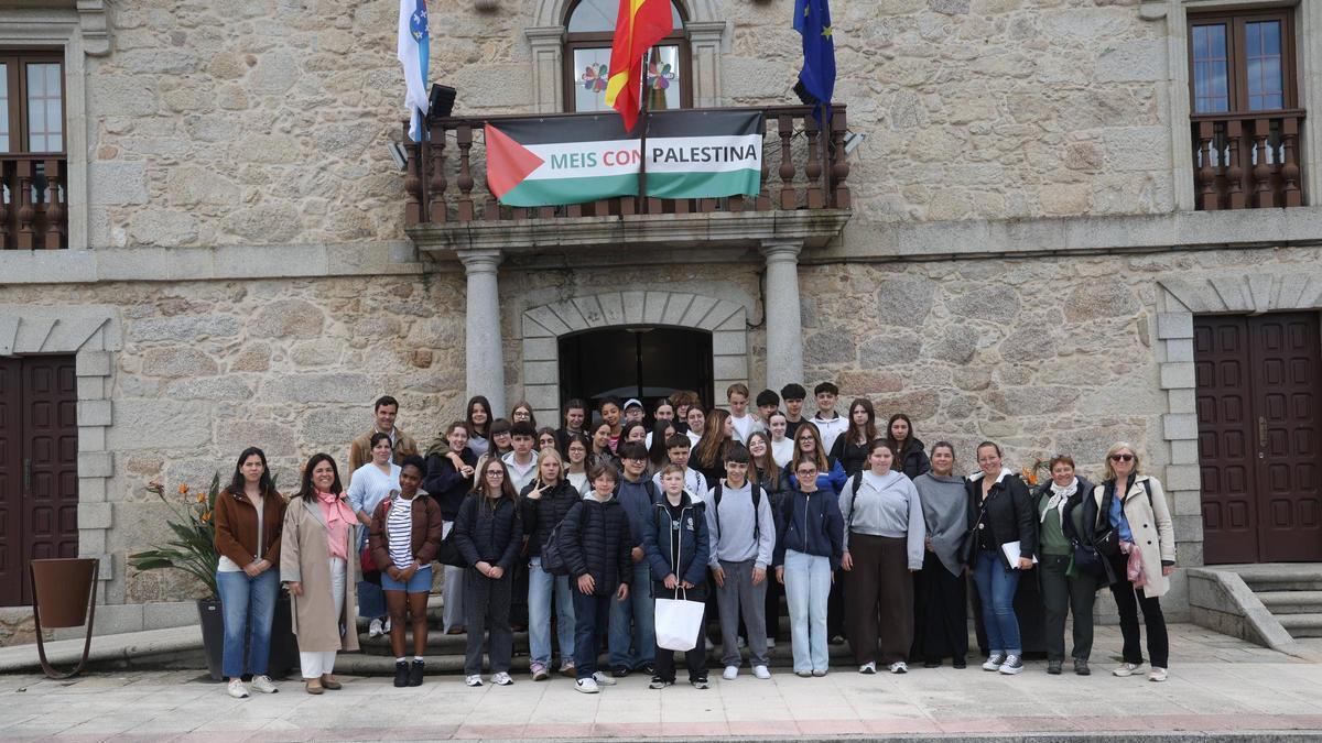 Despedida de los alumnos franceses tras ser recibidos en el Concello de Meis.
