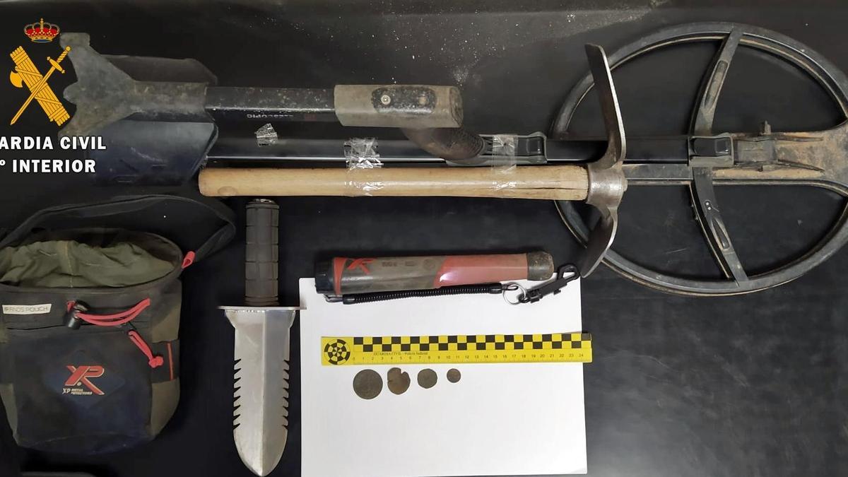 Detectores y herramientas halladas en el vehículo del vecino denunciado.