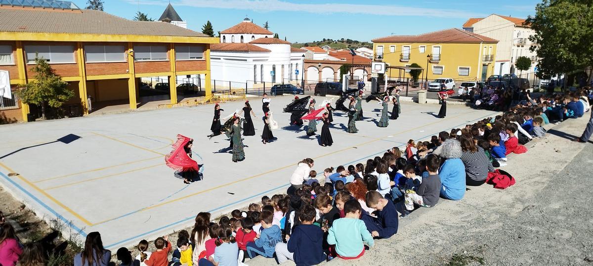 Exhibición de baile flamenco en el patio del colegio El Llano de Monesterio