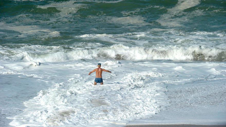 Imagen de un bañista entre las olas en A Coruña.