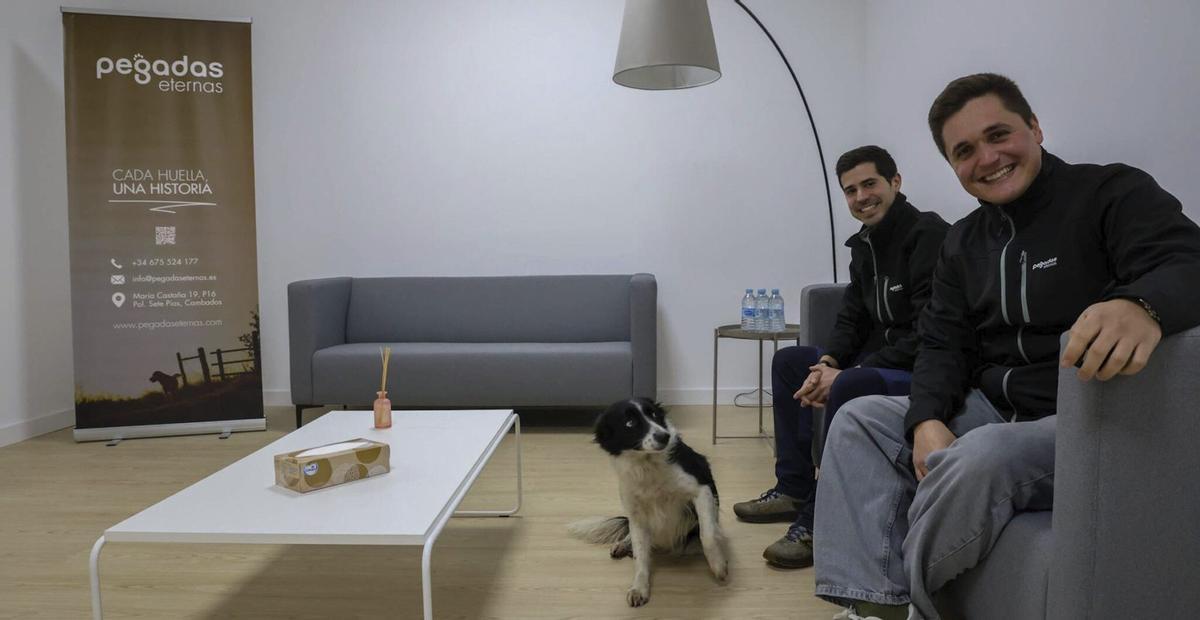 Carmelo Barreiro, al fondo, junto a Eloy Blanco Rodríguez y la perrita Lola, en las instalaciones de Cambados. | |