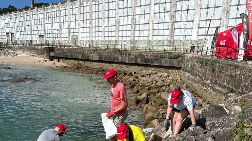 Mares Circulares recoge con 42 voluntarios 367 kilos de residuos marinos en el espigón de Massó en Cangas