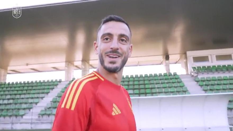 Joselu estrena la camiseta que la selección vestirá en la Eurocopa