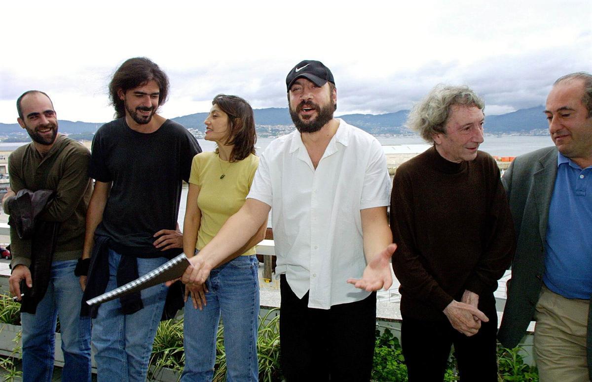 Fernando León, segundo por la izquierda, junto al elenco de actores de &quot;Los lunes al sol&quot;, en su rodaje en la ciudad en 2001.