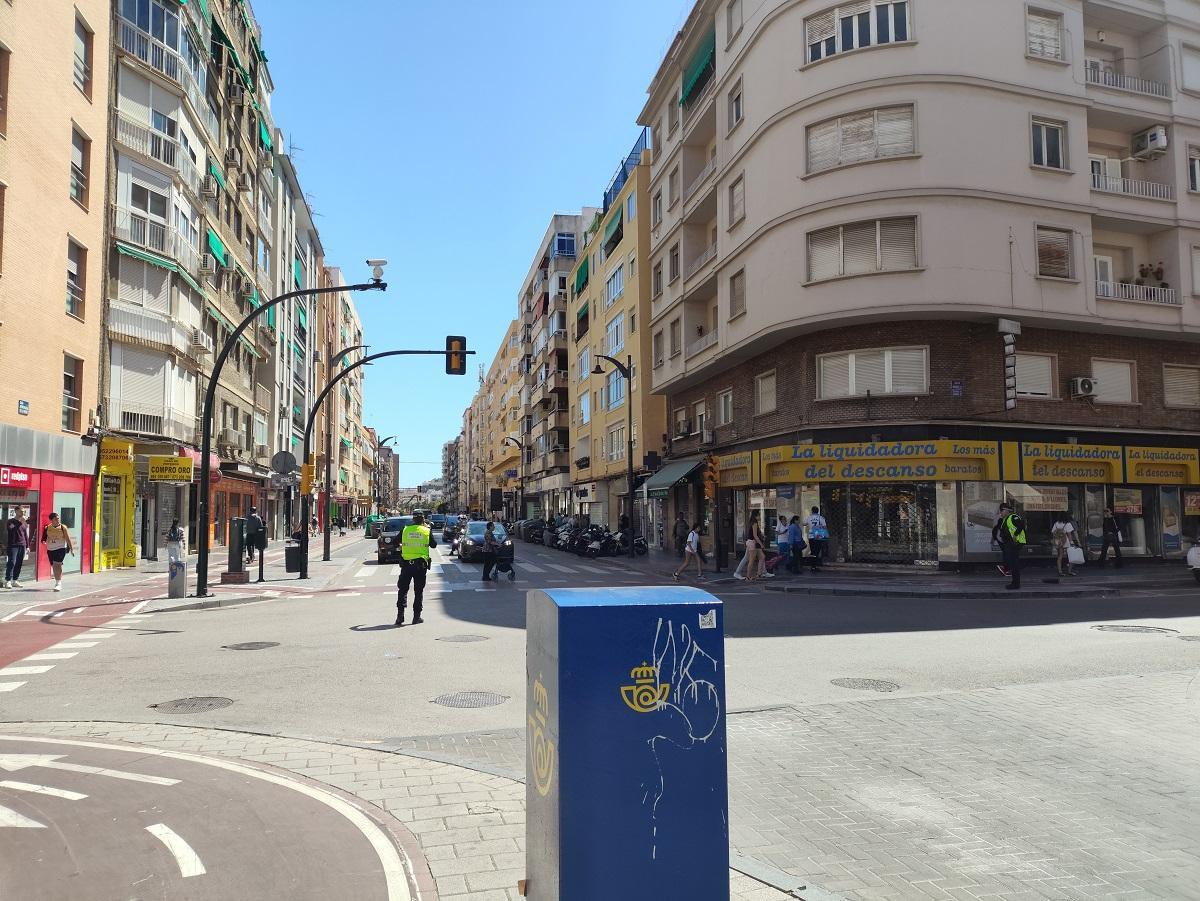Ante la falta de semáforos, la Policía Local tuvo que reconducir el tráfico en las calles.