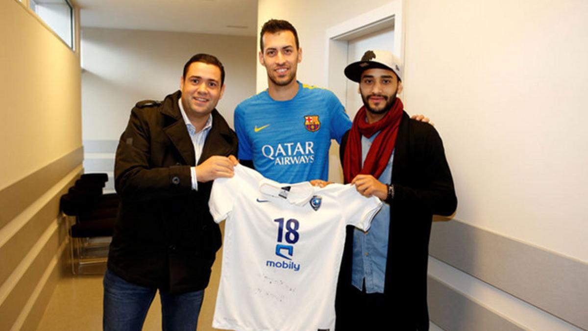 Busquets recibió a Abdullah Otatyf tras el entrenamiento de este martes