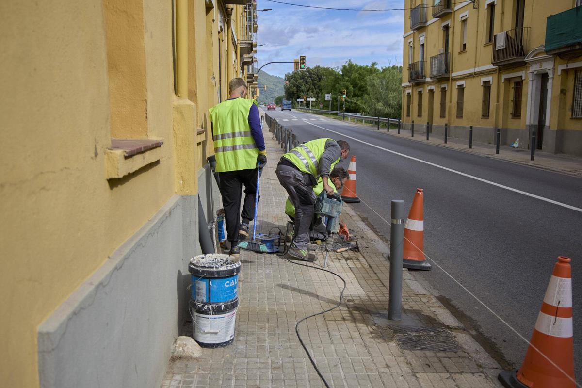 Les imatges de la reparació de les pilones que un vehicle s'ha endut a Anglès Les imatges de la reparació de les pilones que un vehicle s'ha endut a Anglès