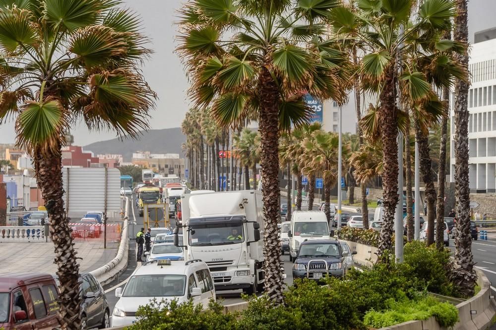 Colas de entrada a la ciudad por el socavón de la Avenida Marítima