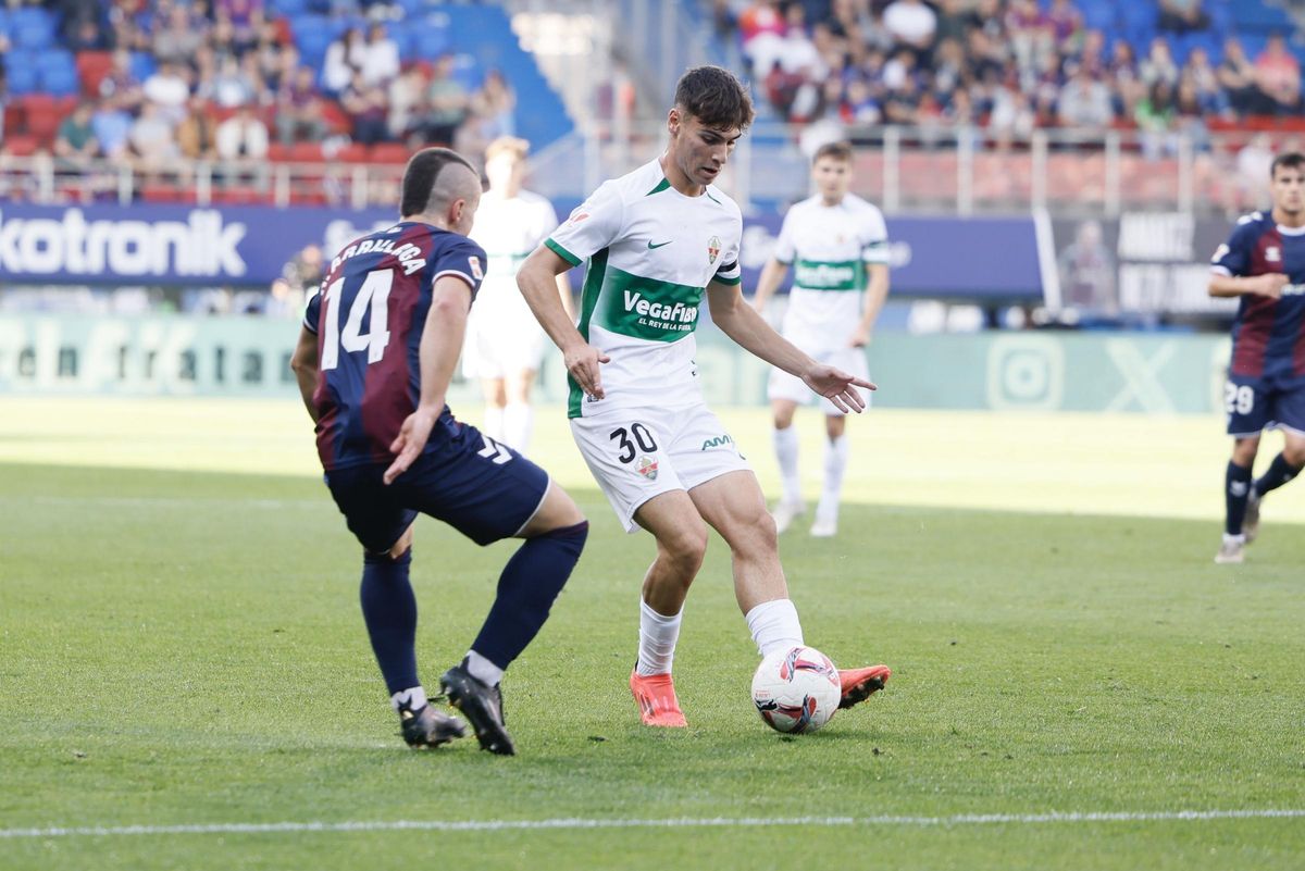 Mendoza trata de superar a un rival del Eibar