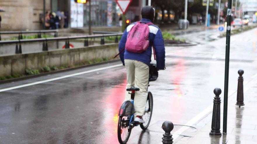 Un joven circula por la avenida de la Marina en un vehículo de BiciCoruña. |   // IAGO LÓPEZ