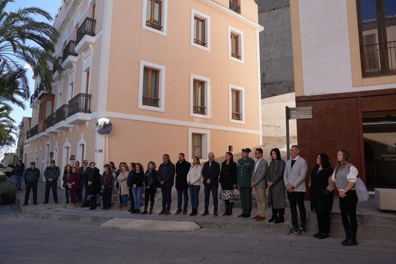 Las imágenes del minuto de silencio en Ibiza y Formentera por los guardias civiles fallecidos