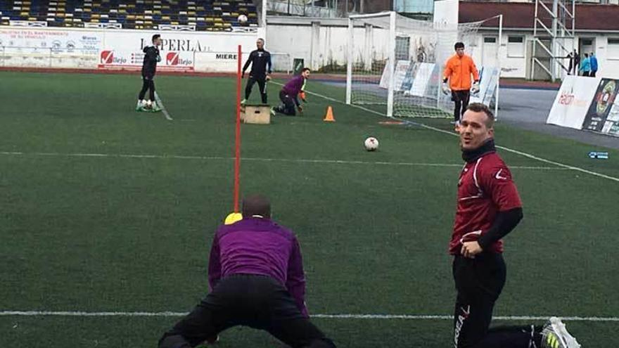 En primer término, Bussman y Thaylor se ejercitan, con Sergio, Óscar Santiago y Rabanillo al fondo.