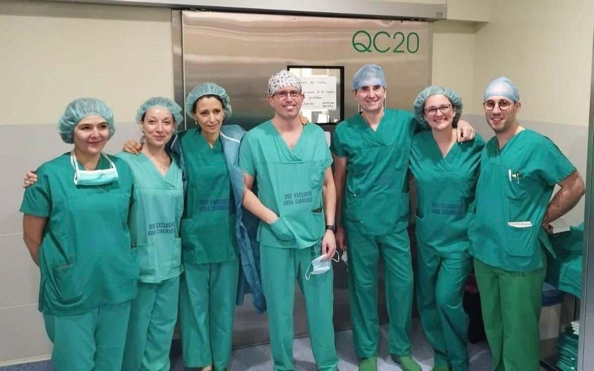Equipo médico da operación pioneira a un paciente con TOC.