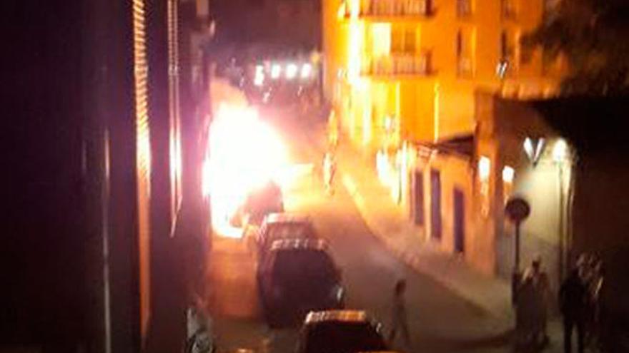 Los contenedores ardiendo en la calle Miquel Porcel