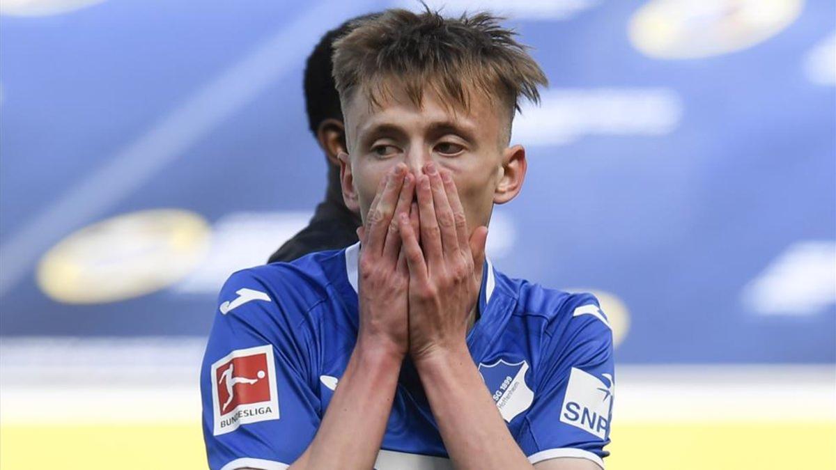 El jugador del Hoffenheim Beir se lamenta de una ocasión desperdiciada durante el partido