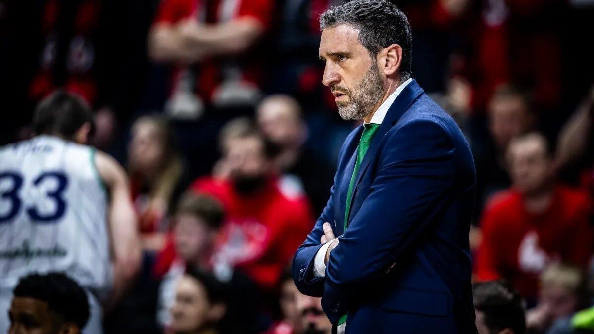 Ibon Navarro observa atento el Rytas Vilnius-Unicaja.