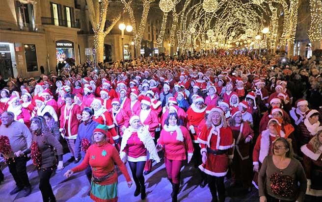 Hunderte Weihnachtsmänner tanzen in Palma