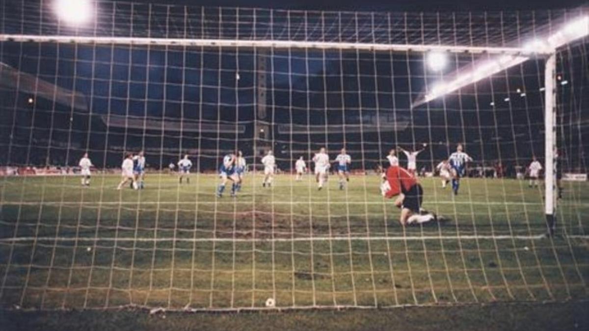 1994 El momento en el que González, el portero del Valencia, detiene el penalti a Djukic en Riazor.