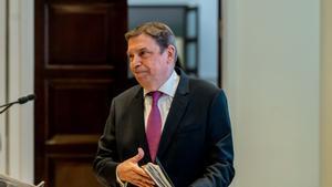 El ministro de Agricultura, Pesca y Alimentación, Luis Planas, a su llegada a una rueda de prensa tras su reunión con representantes del sector porcino, a 1 de diciembre de 2025, en Madrid (España). Se ha detectado un brote de peste porcina africana en jabalíes en la sierra de Collserola (Barcelona), lo que ha obligado a cerrar parte del bosque, confinar granjas cercanas y activar un plan de contingencia para evitar que llegue al ganado porcino y afecte más a las exportaciones. 01 DICIEMBRE 2025 Ricardo Rubio / Europa Press 01/12/2025. LUIS PLANAS;Ricardo Rubio