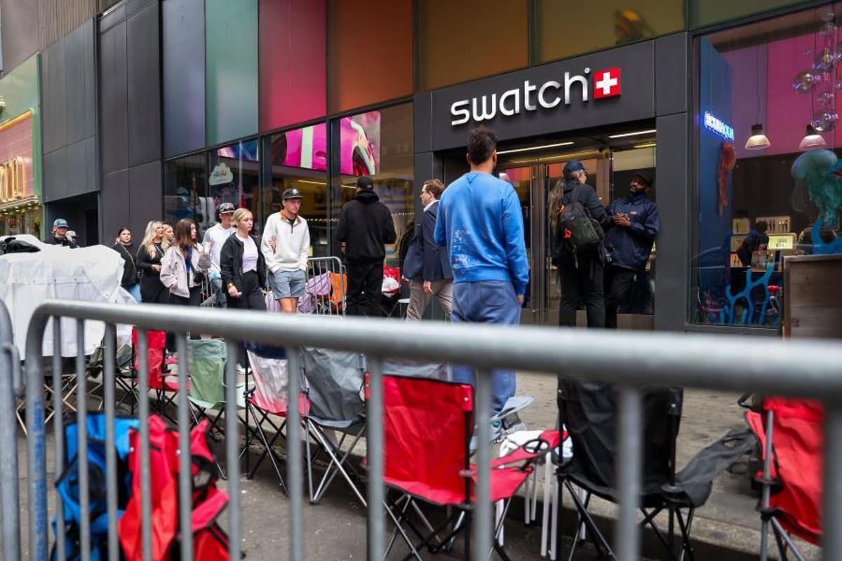 Caos por los relojes Swatch x Audemars Piguet: colas interminables, avalanchas y cierres de tiendas por la fiebre mundial del 'Royal Pop'