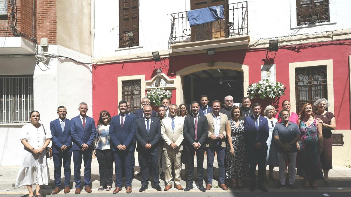 El alcalde, Carlos F. Bielsa, con autoridades invitadas y clavarías.