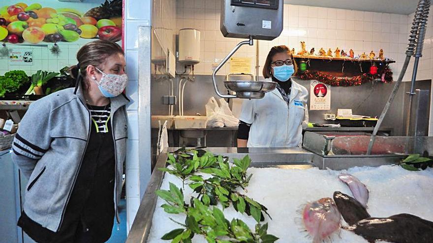 Sonia Otero, con su compañera frutera, a mediodía 