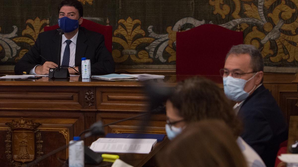 Luis Barcala y Francesc Sanguino durante un pleno municipal.