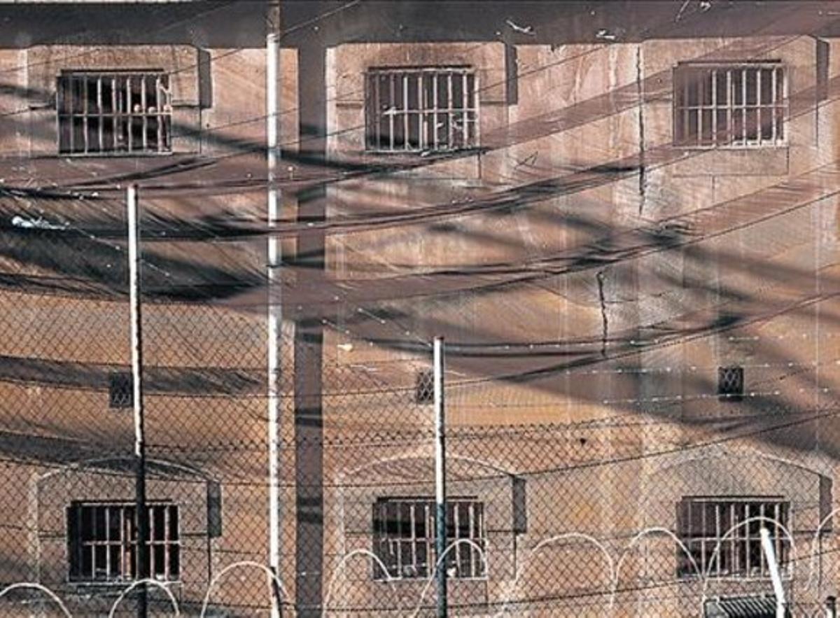 El llibre està escrit en forma de llarga confessió des de la presó.