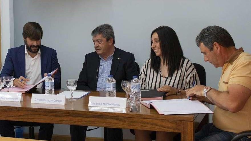 Emilio Bruquetas, Victoriano Urgorri, Isabel Maroño y Carlos Rey durante la firma del acuerdo.