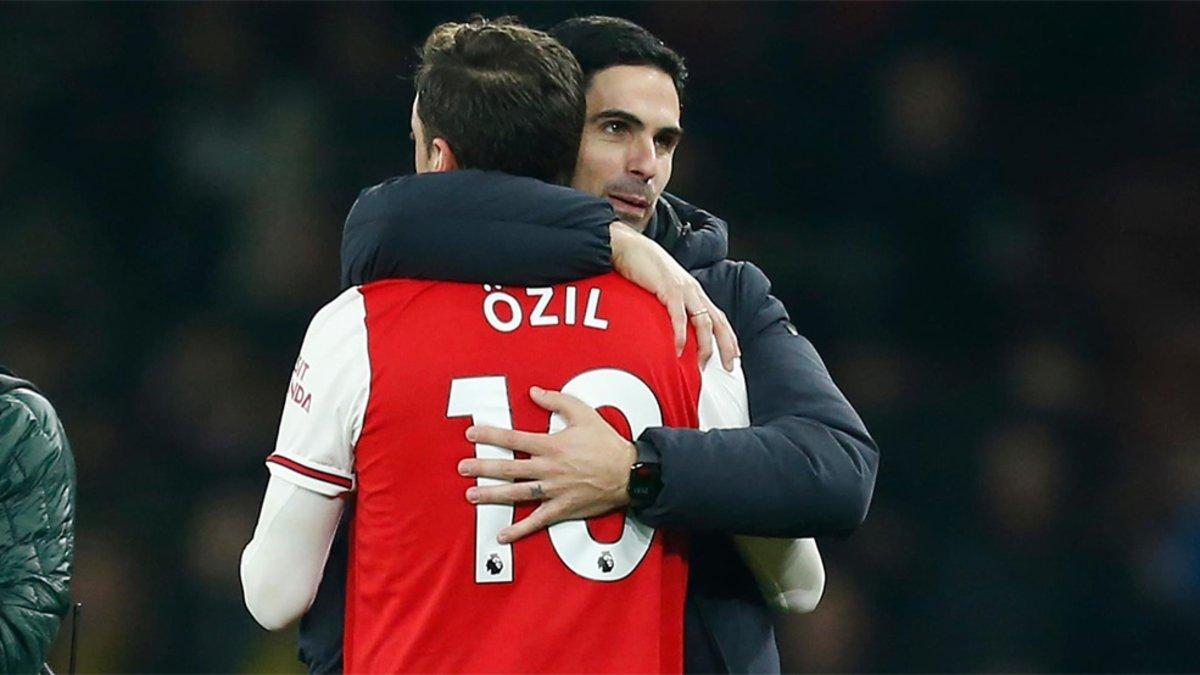 Posiblemente la última foto que se verá de Özil y Arteta abrazándose