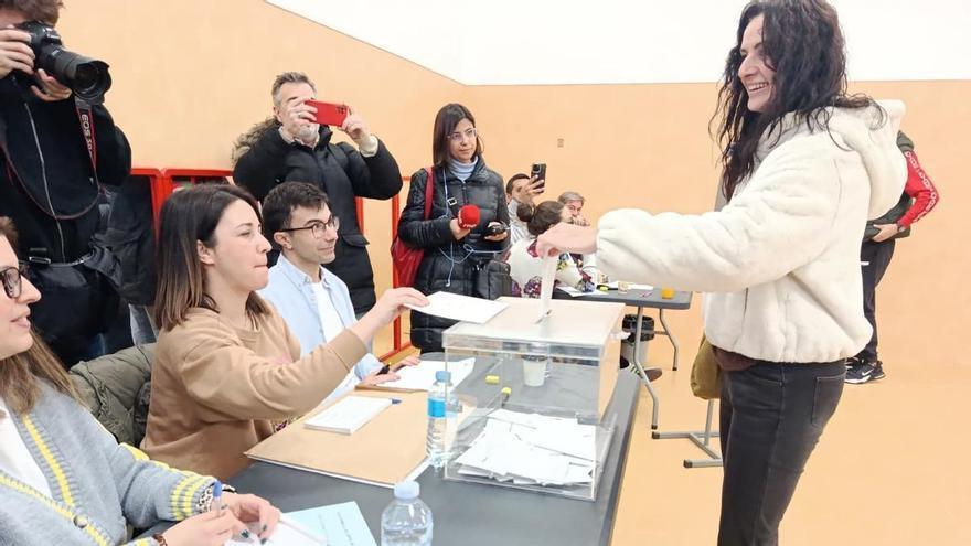 Abengochea mantiene el escaño de IU-Movimiento Sumar pero lamenta "una mayor dependencia de la derecha"