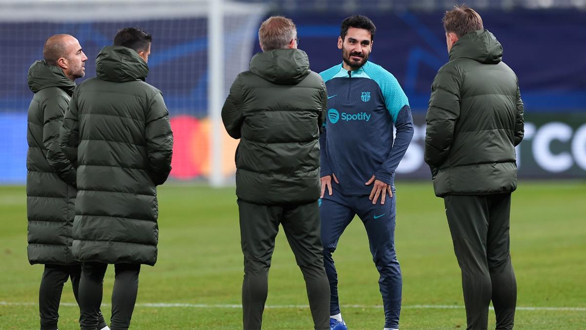 Gündogan, conversa con el staff del Barça en el entrenamiento previo al partido ante el Shakhtar