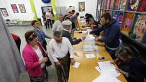 Electores ejerciendo el voto en las pasadas elecciones municipales en un colegio gallego.