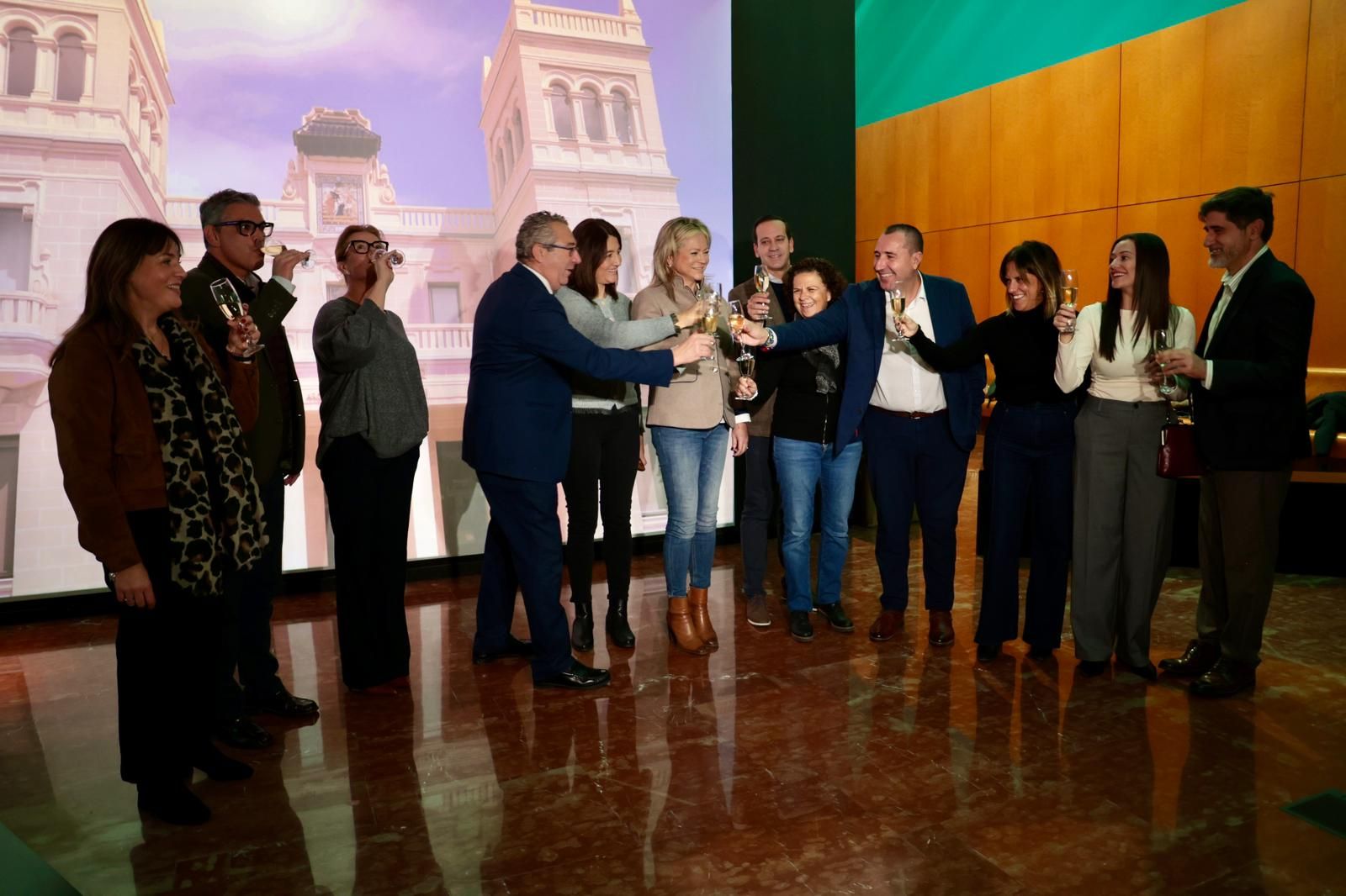 La Diputación de Alicante brinda con la prensa y pone el foco en inversiones culturales