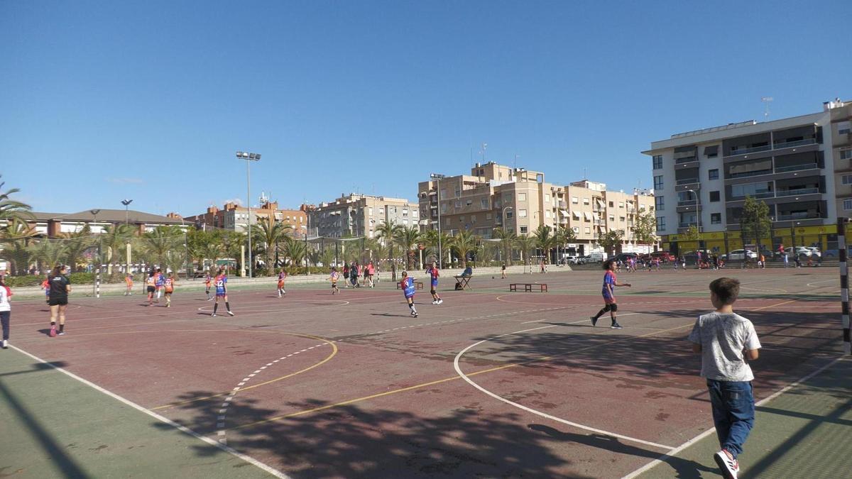 El polideportivo del barrio de El Pla de Elche tendrá toldos y sombra para los partidos