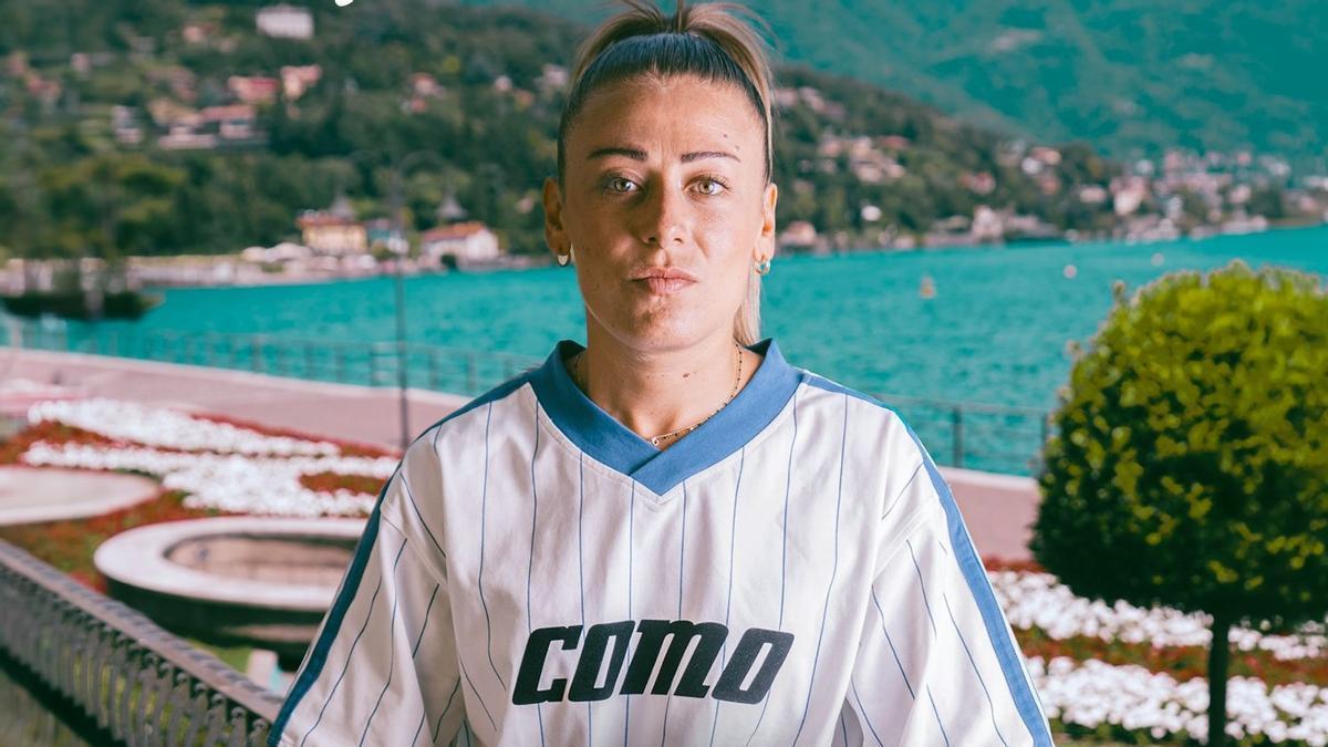 Carmen Menayo, con la camiseta del Como.