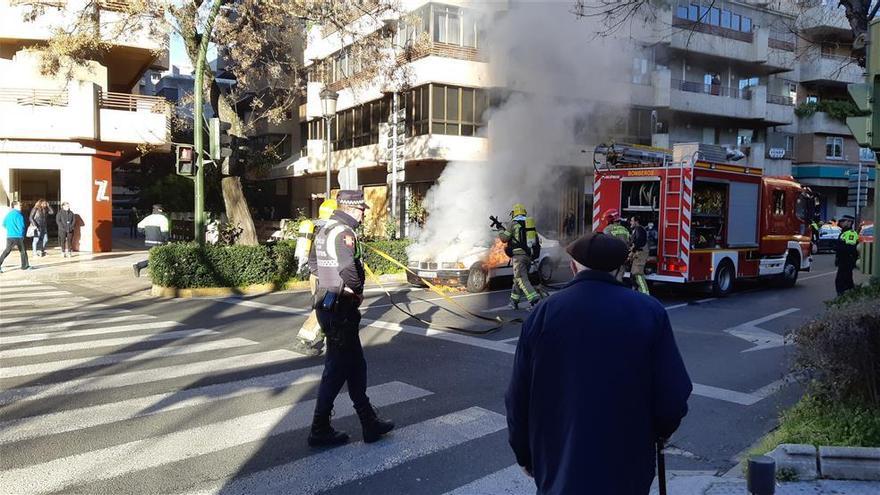 Susto por un coche ardiendo en el paseo de Cánovas de Cáceres