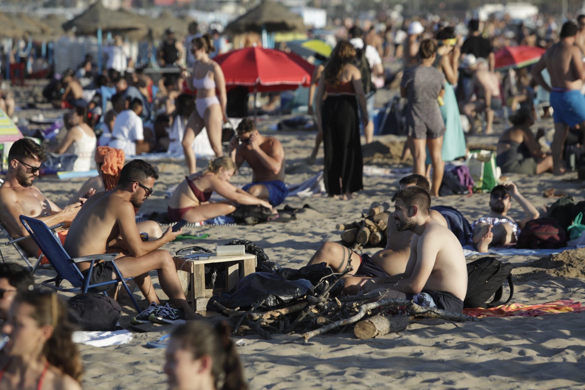 València inunda sus playas en el primer San Juan poscovid