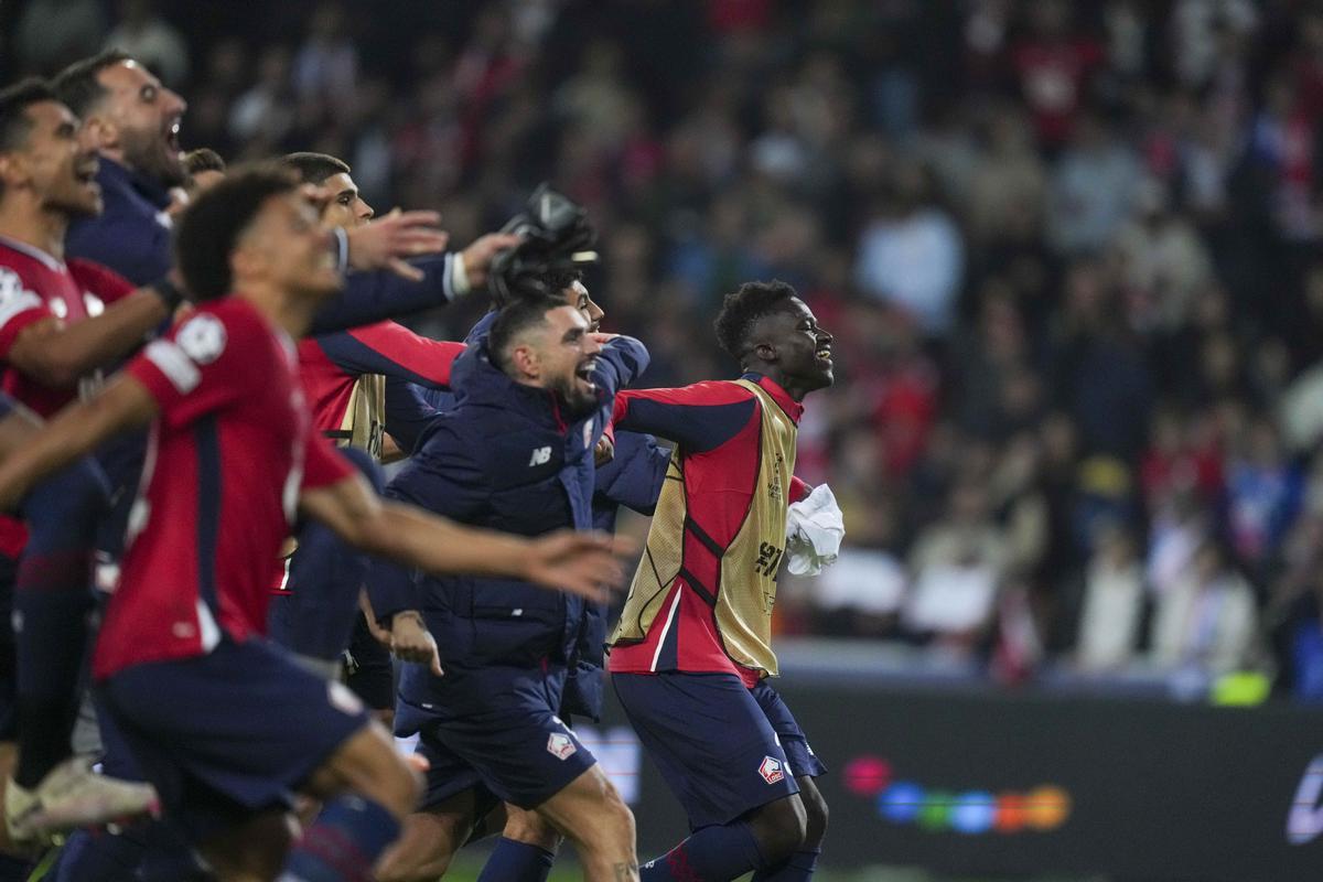 Los jugadores del Lille celebran la histórica victoria contra el Real Madrid en Champions.