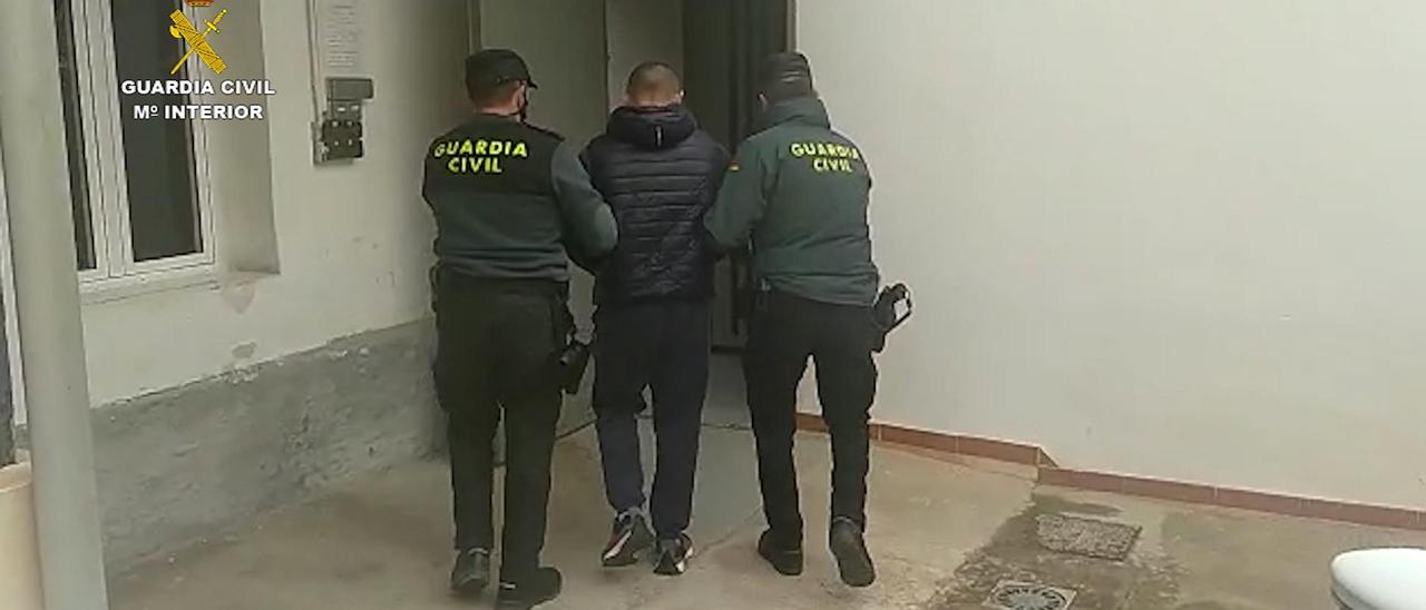 La Guardia Civil con el conductor detenido en Sant Joan.