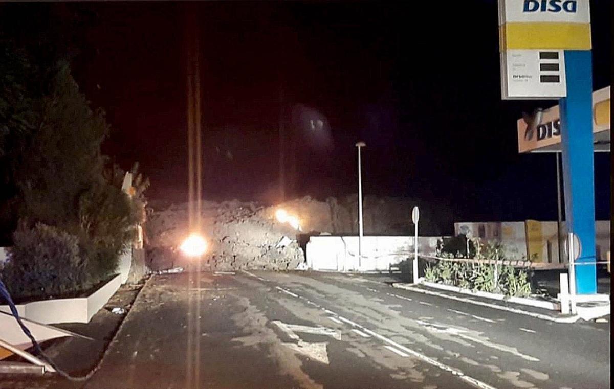 Los científicos confían en que el grupo de coladas que atraviesa el barrio de La Laguna, una de las cuales es potente y ha llegado rápidamente a la gasolinera, continúe su avance hacia el sur de la montaña del lugar, pues si se dirigiese al norte habría un escenario poco deseable de daños.