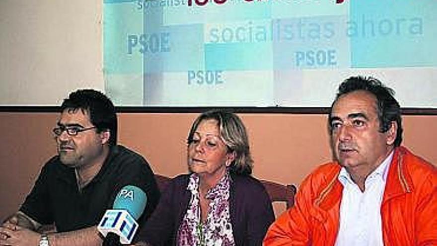Gutiérrez, ayer, entre el secretario del PSOE, Juan José Fernández, y el Alcalde.