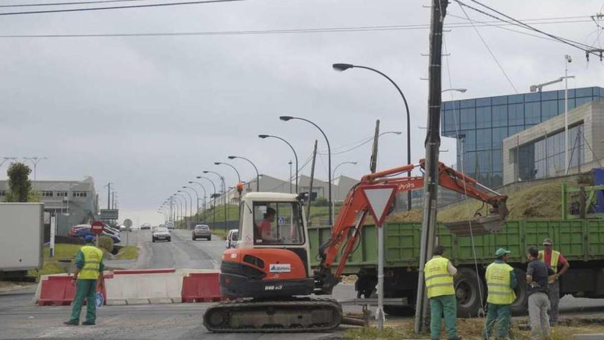 Varias de las farolas que hay en la actualidad en el polígono de Sabón.