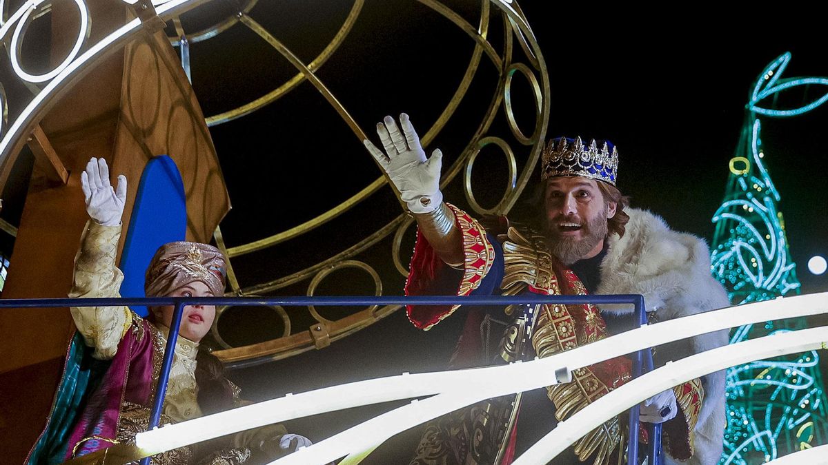 El rey Gaspar saluda a los niños durante la Cabalgata de los Reyes Magos celebrada este jueves en Madrid.