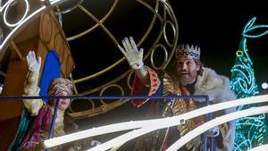 El rey Gaspar saluda a los niños durante la Cabalgata de los Reyes Magos celebrada este jueves en Madrid. 