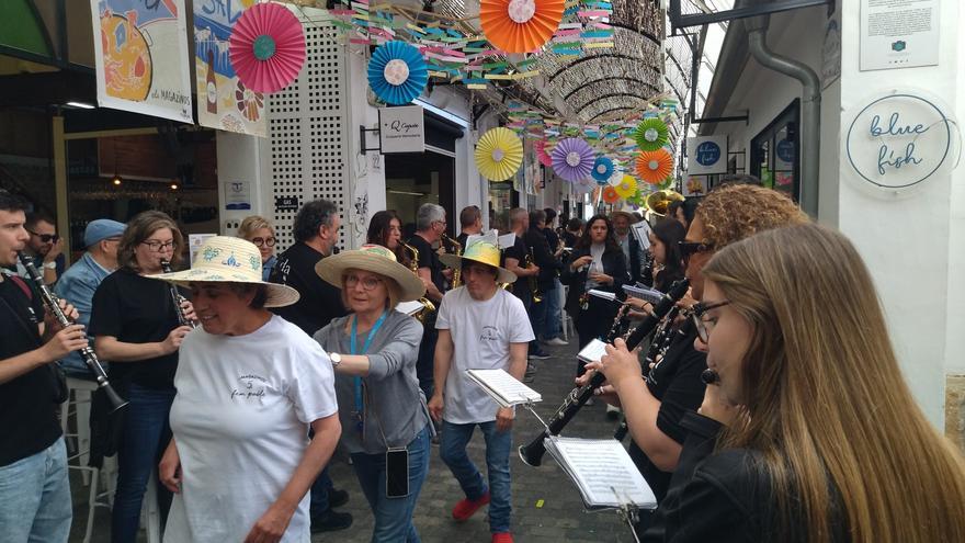 Las imágenes del gran desfile inclusivo de &quot;Capells&quot; en Els Magazinos de Dénia