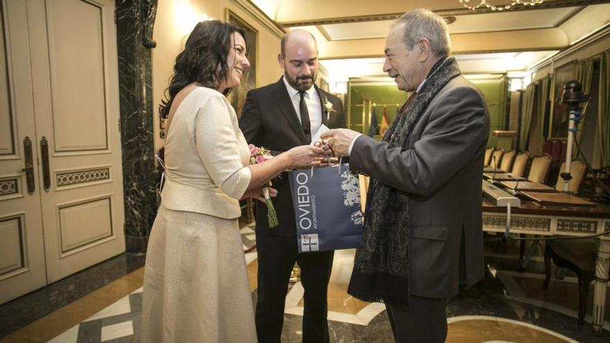 Iván Martínez y Marta Bengoa firman su acta de boda ante el alcalde, Wenceslao López.