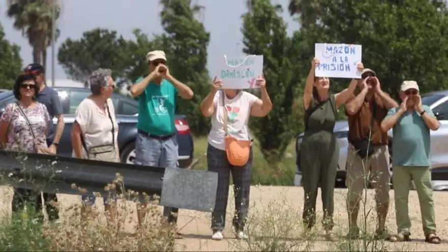 Gritos de "Mazón dimisión" en la visita del presidente a Alzira